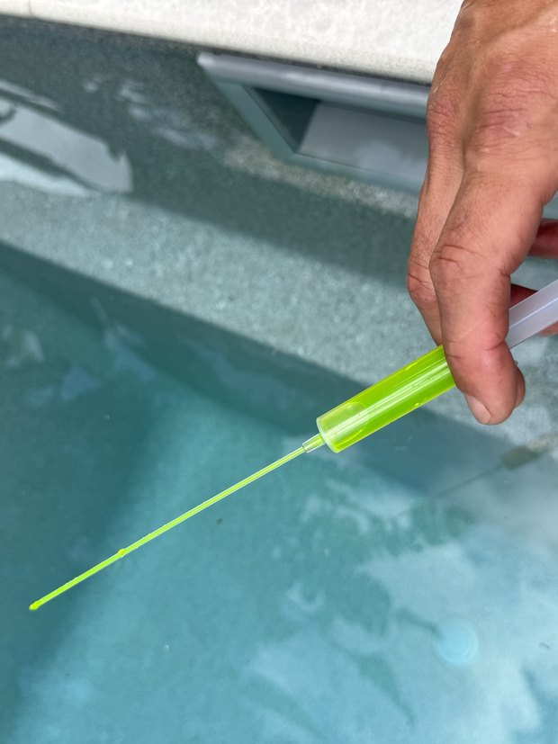 Applying dye to trace a pool leak